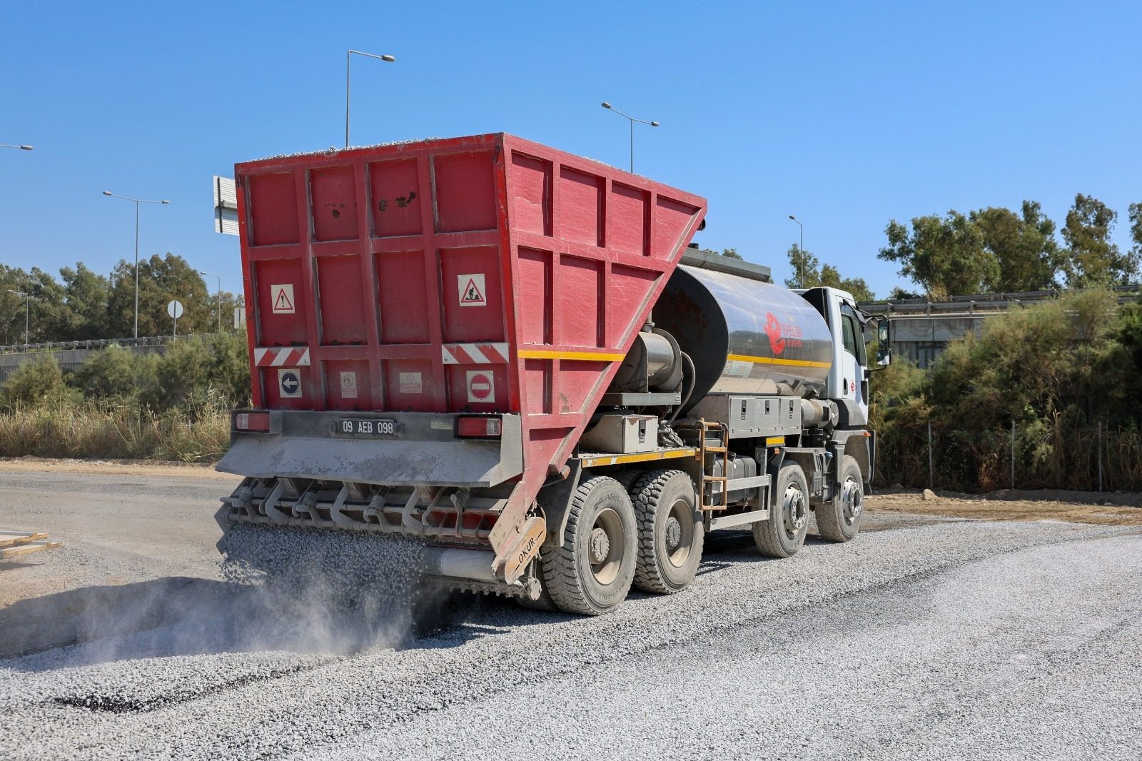 BAŞKAN YETİŞKİN’DEN ASTİM VE TEPECİK’E 15 BİN METREKARE ASFALT