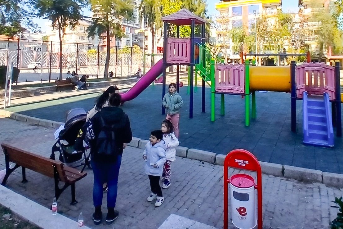 MUTLU ÇOCUKLAR, HUZURLU EFELER