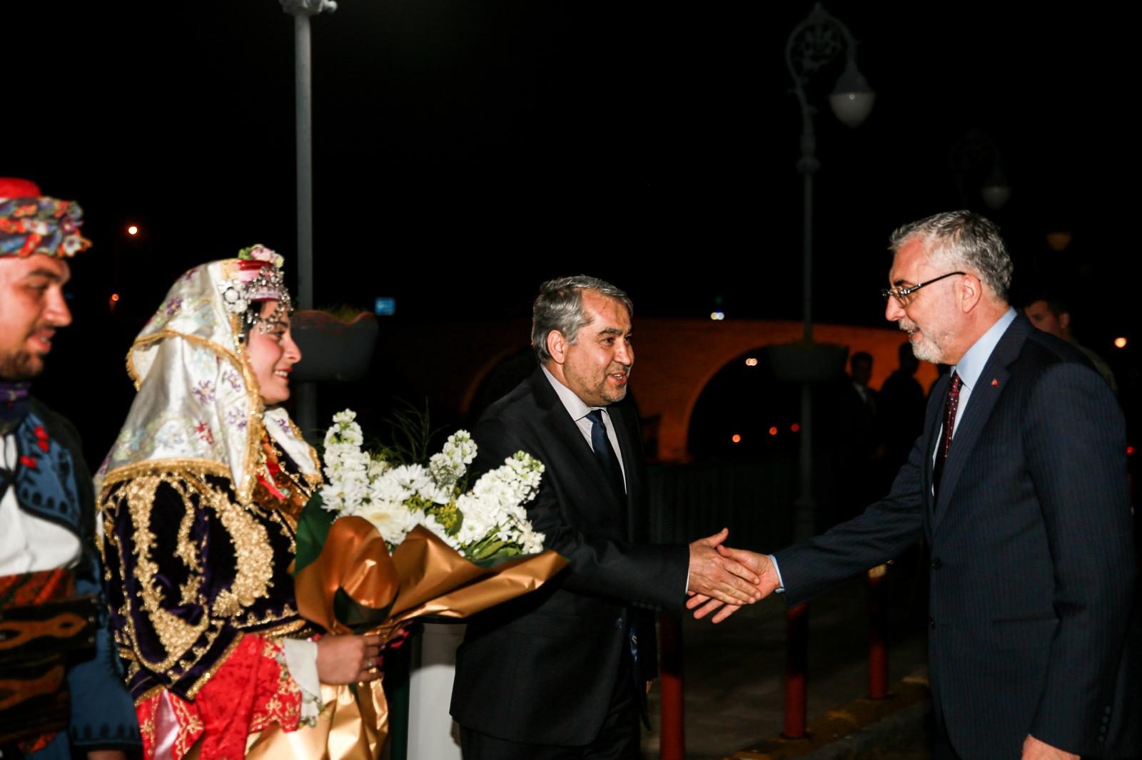 Bakan Işıkhan ADÜ'lü öğrencilerle buluştu
