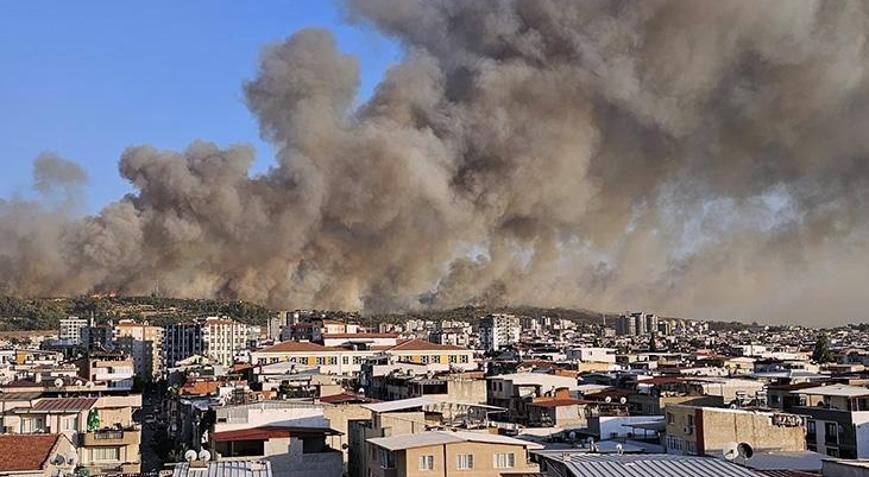 İzmir Buca'da orman yangını! Gün ağardı, küle dönen bölge görüntülendi
