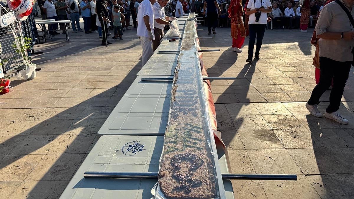 Karacasu’da 13 metrelik tahinli pide rekoru: Festivalde gözler usta ellerdeydi
