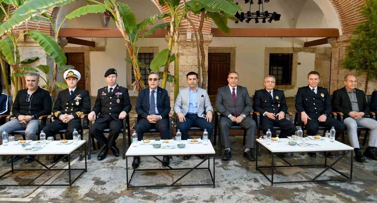 Kuşadası’nda ilçe protokolü vatandaşlar ile bayramlaştı