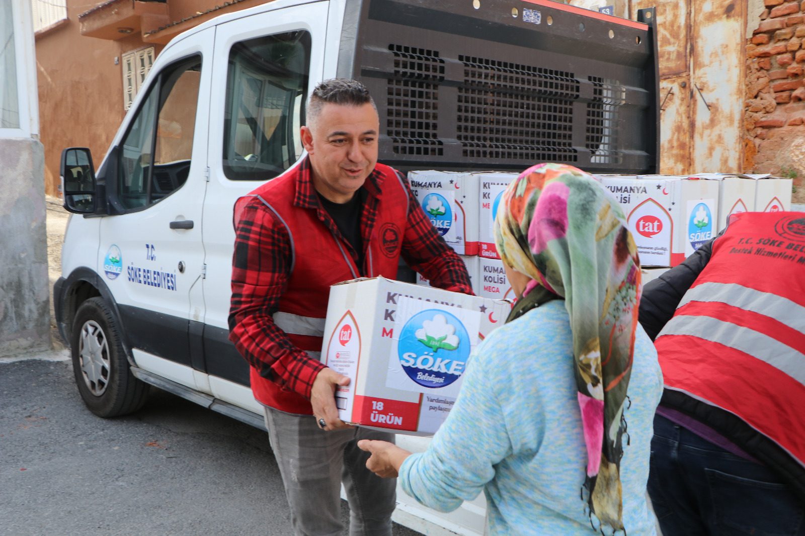 Söke Belediyesi, sosyal yardımlarla dayanışma ruhunu güçlendirmeye devam ediyor.