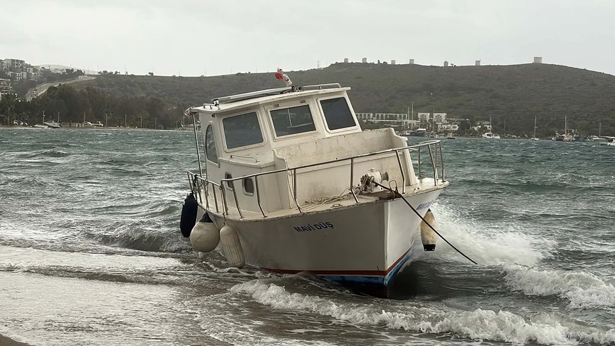Muğla’yı fırtına vurdu: Feribot seferleri iptal edildi