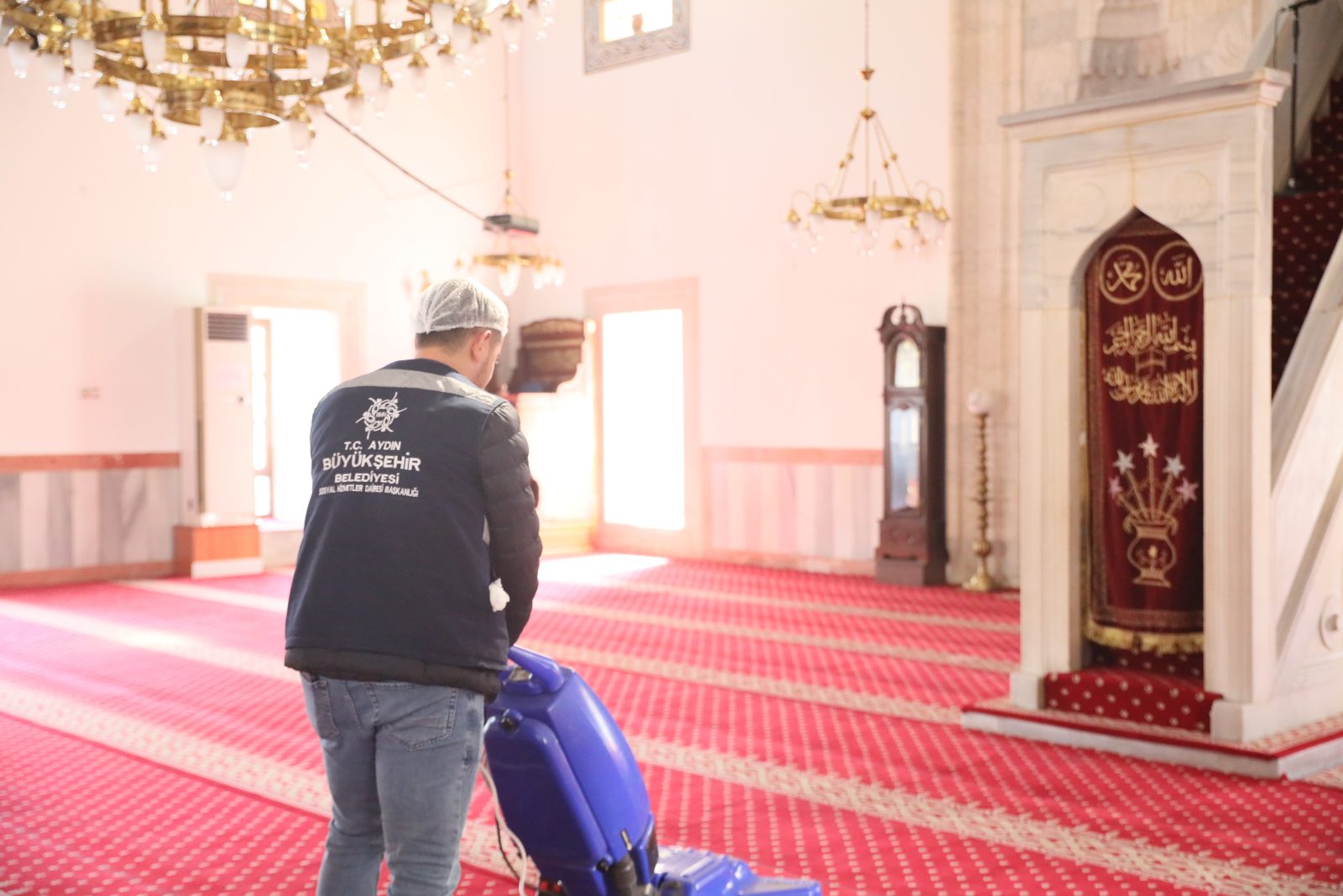 Aydın Büyükşehir Belediyesi Camileri Tertemiz Yapıyor