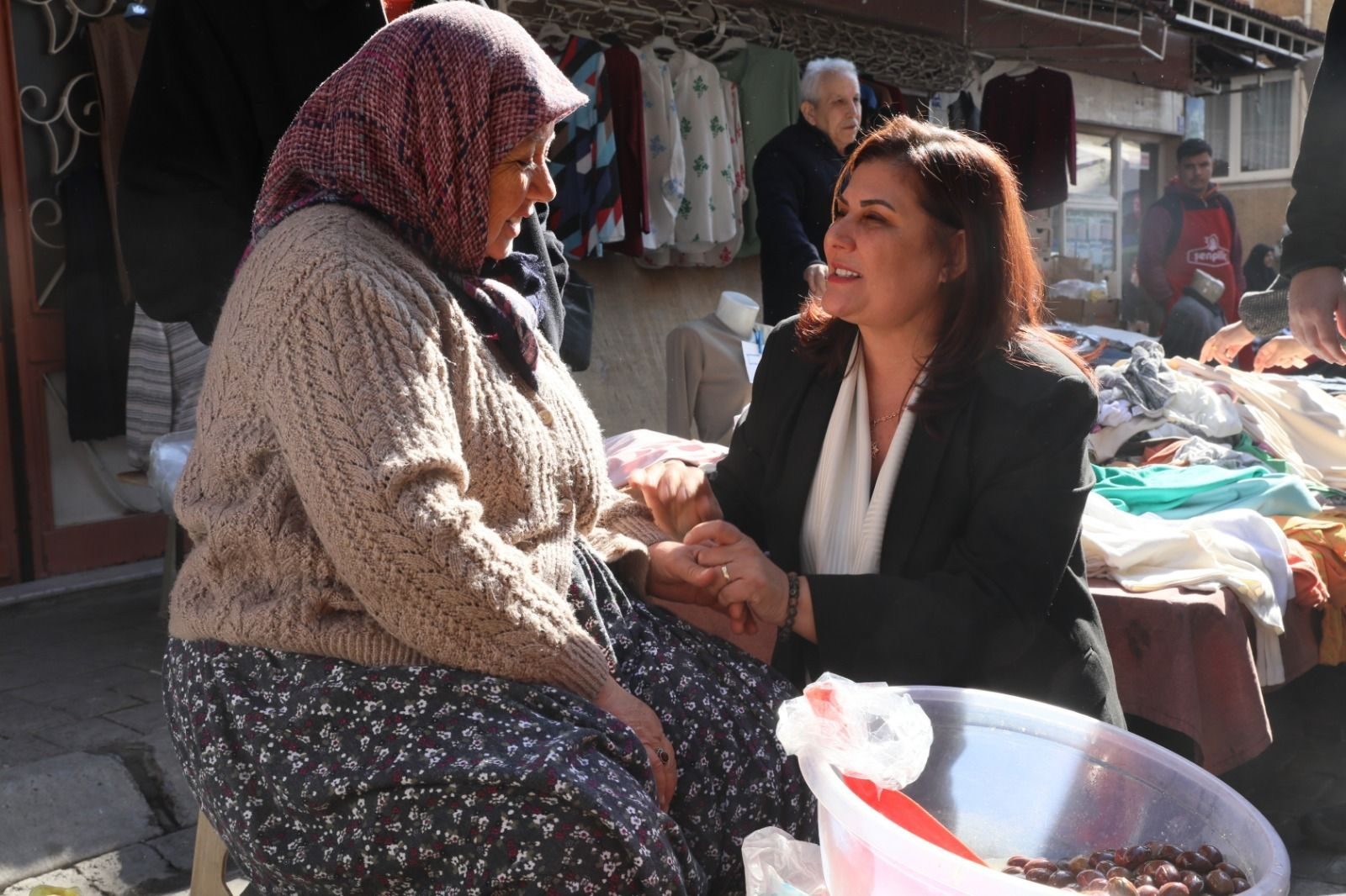 Başkan Çerçioğlu'na Efeler Salı Pazarı'nda sevgi seli