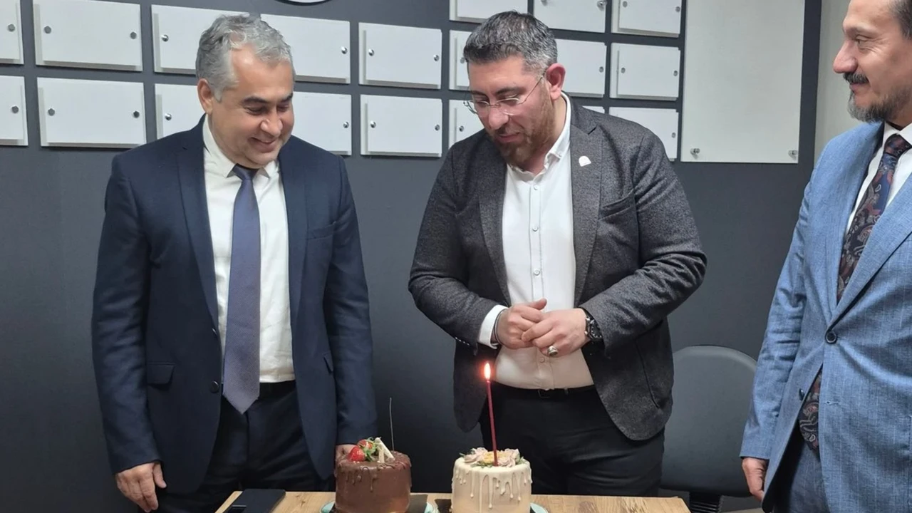 Rektör Kent'ten Başkan Özmen'e doğum günü sürprizi