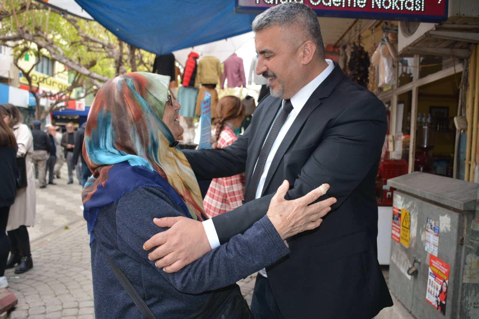 İNCİRLİOVA CHP'Lİ GÖKMENİ BAĞRINA BASIYOR