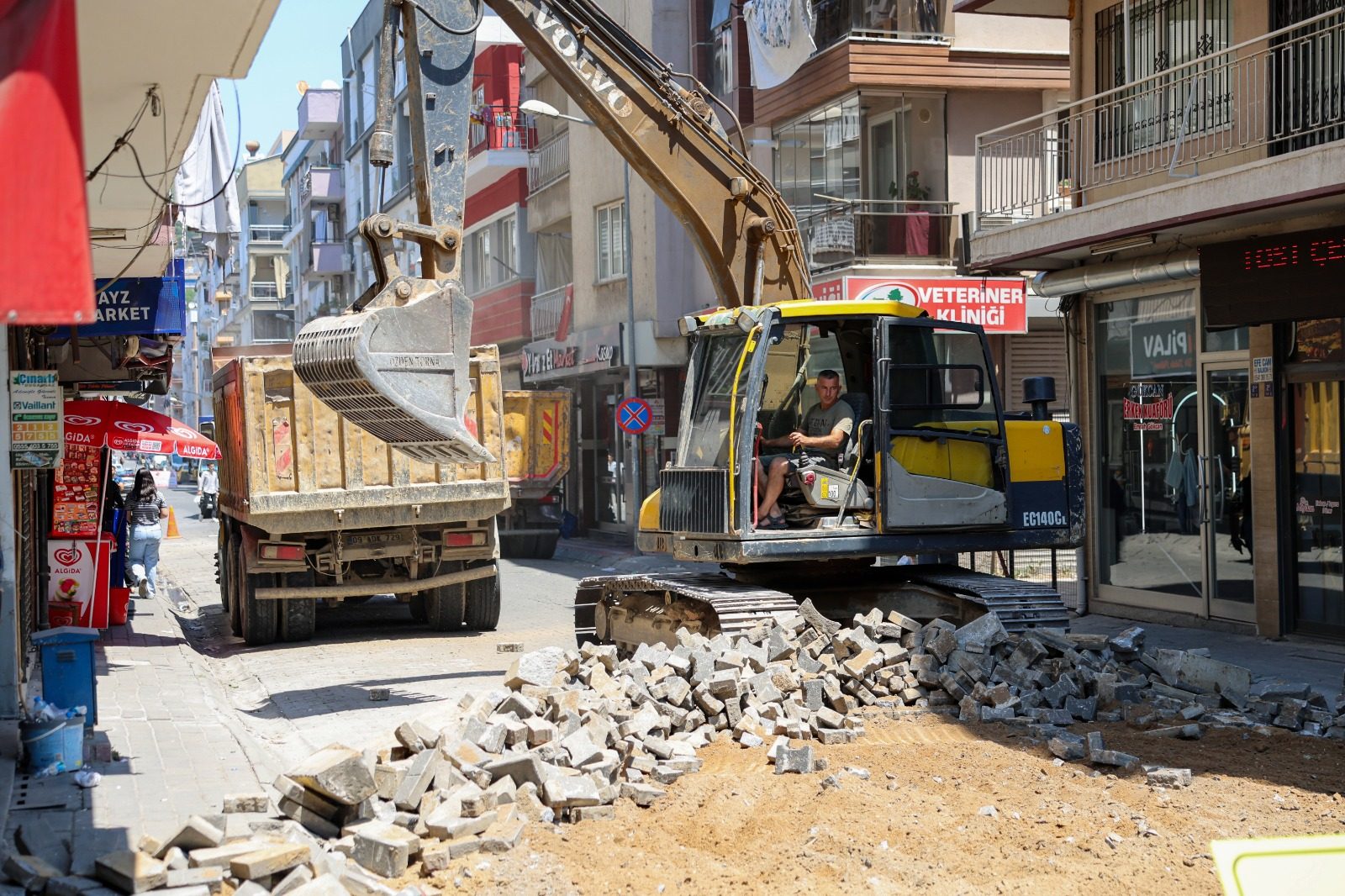 BAŞKAN ANIL YETİŞKİN ÖNCÜLÜĞÜNDE ASFALTLAMA ÇALIŞMALARI DEVAM EDİYOR