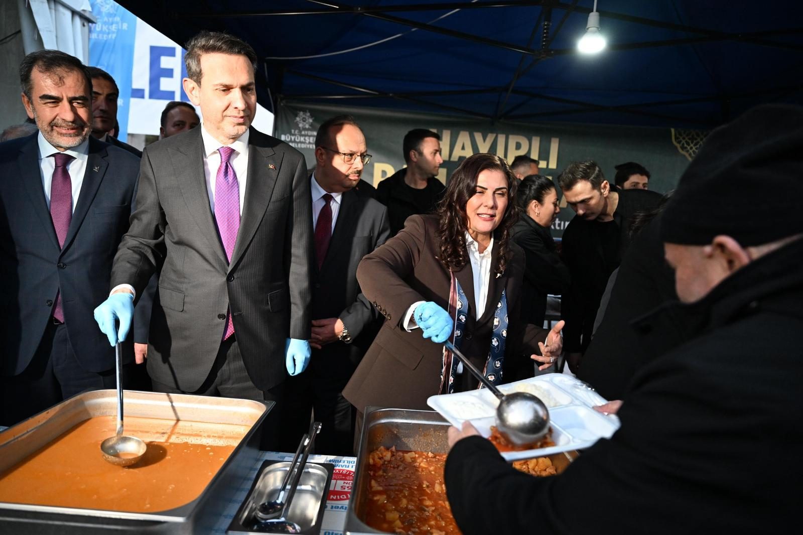 BAŞKAN ÇERÇİOĞLU, BAKAN BAYRAKTAR İLE BİRLİKTE ATATÜRK KENT MEYDANI’NDA DÜZENLENEN İFTARDA VATANDAŞLARLA BİR ARAYA GELDİ