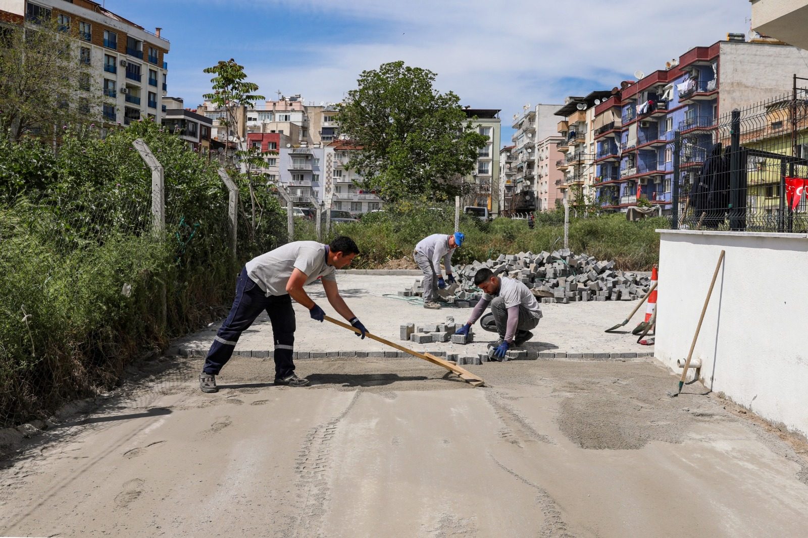 Efeler'de Yol Çalışmalarıyla Yaşam Kalitesi Artıyor
