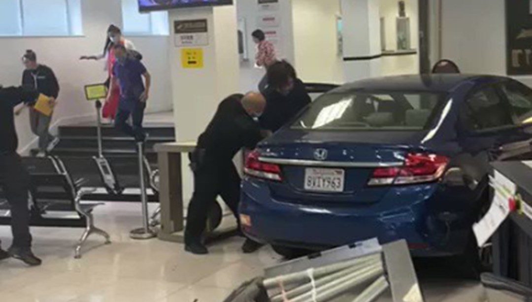 ABD'de konsolosluk binasına araçla girdi