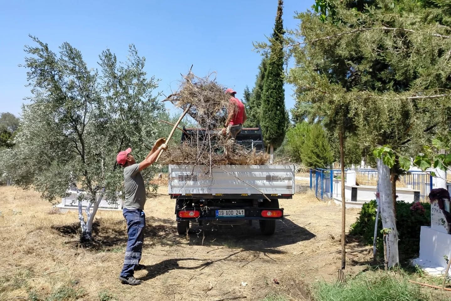 Efeler Belediyesi Kırsal Mahalle Mezarlıklarında Bakım Çalışmalarını Sürdürüyor
