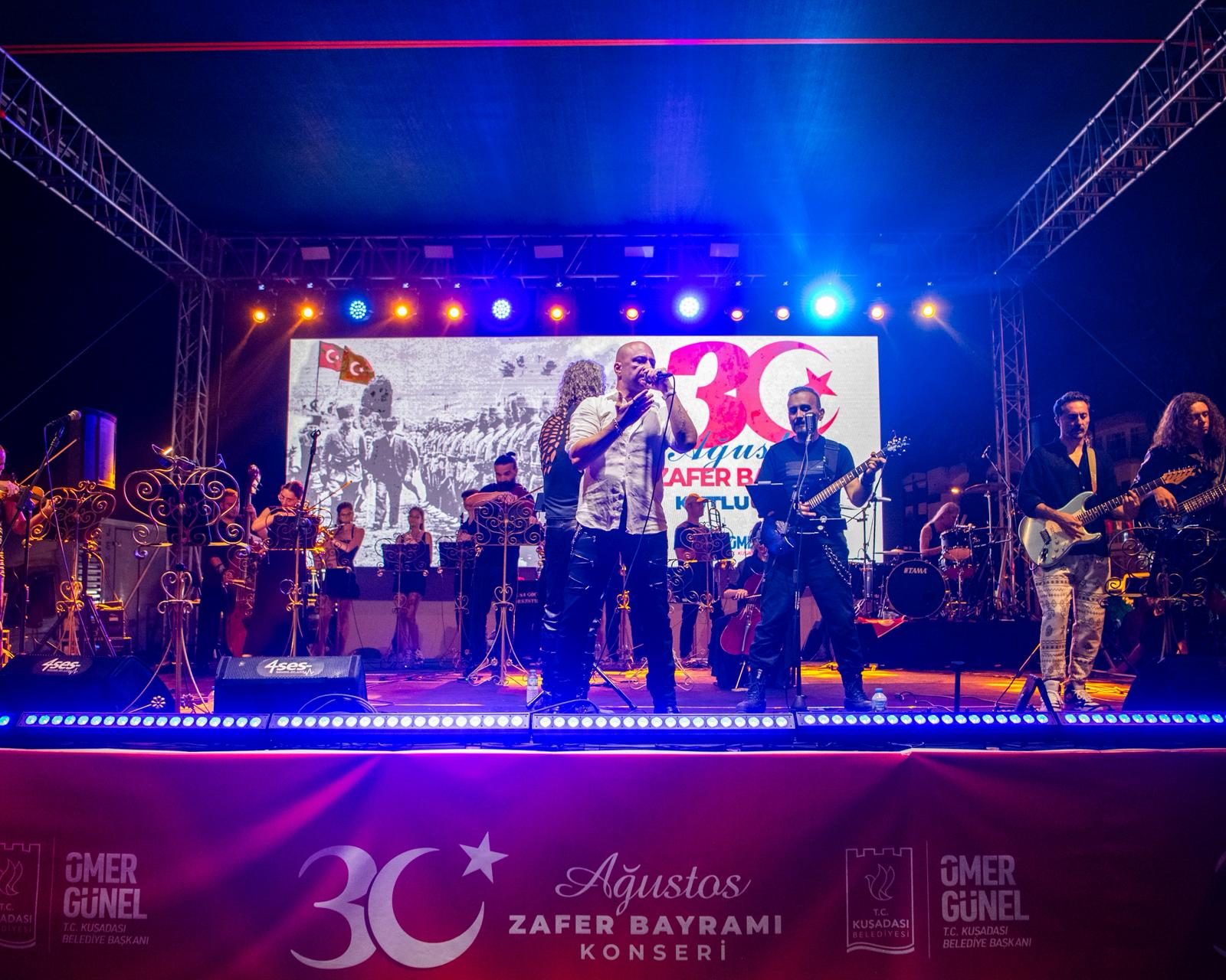 KUŞADASI’NDA ZAFER BAYRAMI COŞKUSU ‘SENFOROCK’ KONSERİ İLE ZİRVE YAPTI